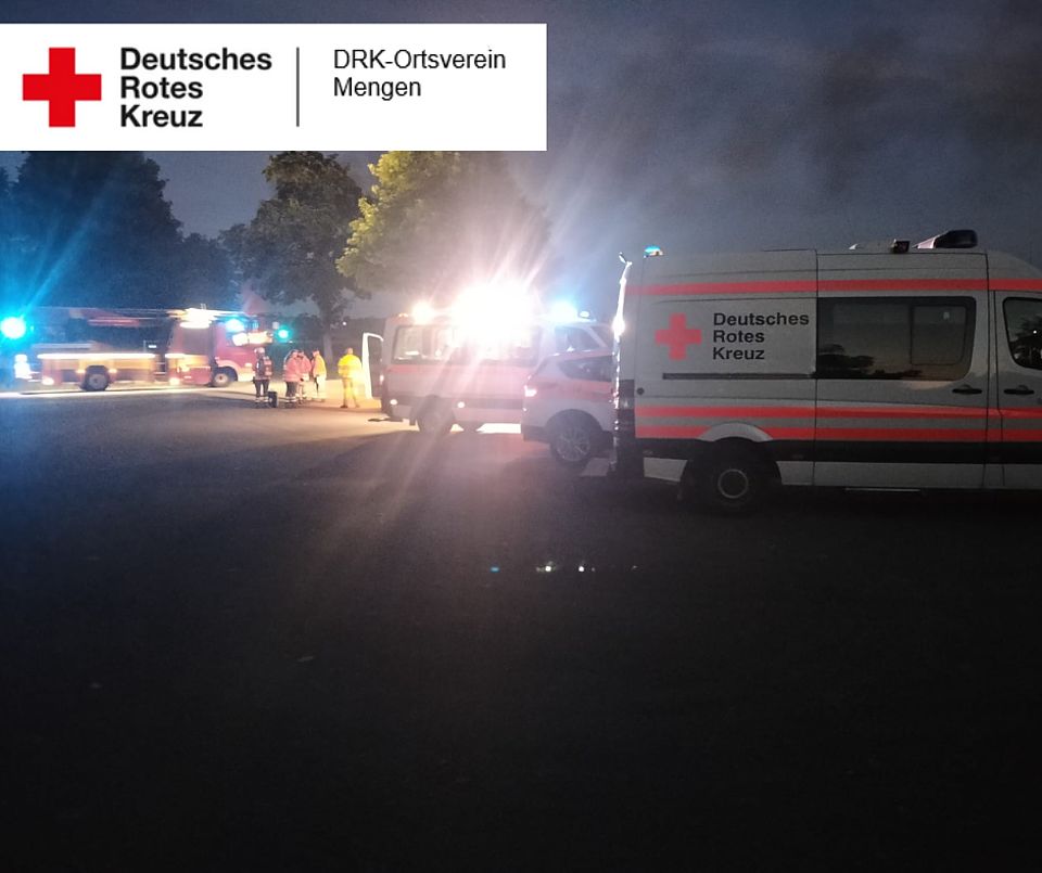 Bild von mehreren Einsatzfahrzeugen DRK und Feuerwehr