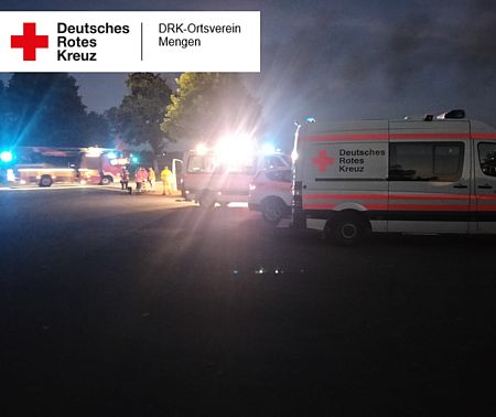 Bild von mehreren Einsatzfahrzeugen DRK und Feuerwehr