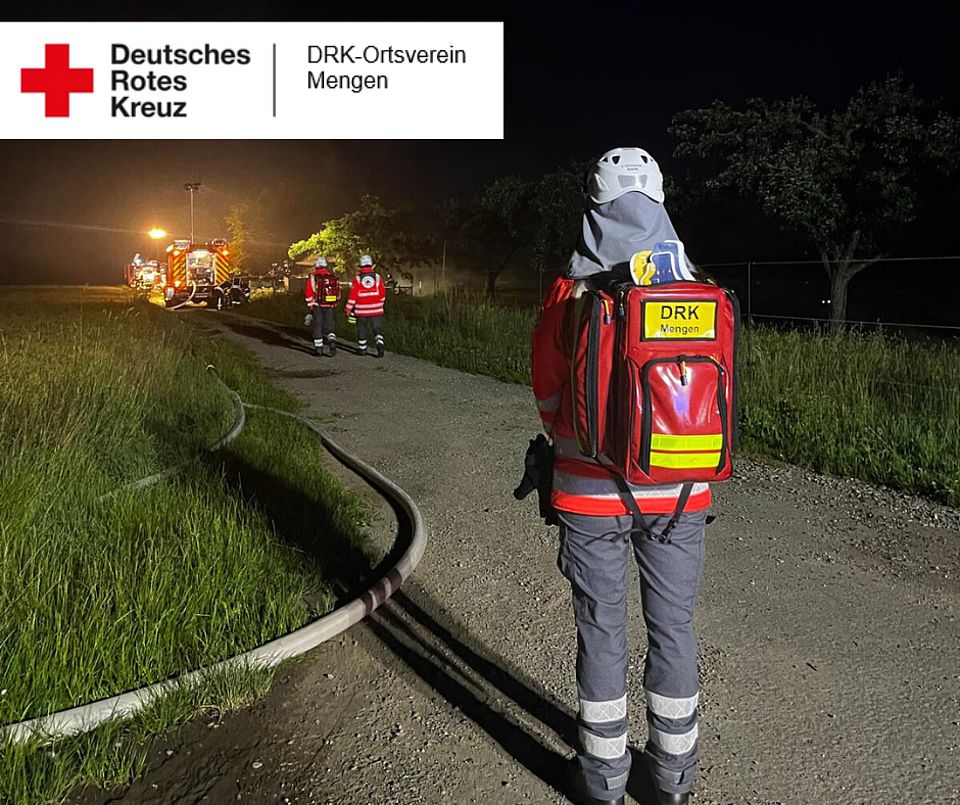 Bild von Helfer und Einsatzfahrzeugen