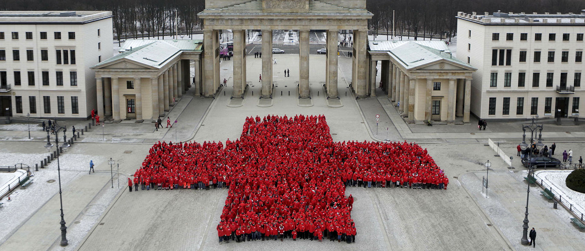 Jubiläum 150 Jahre DRK: Rotes Kreuz vor dem Brandenburger Tor in Berlin