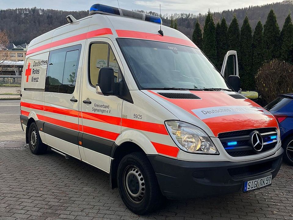 Krankentransportwagen KTW mit Ansicht von vorne rechts